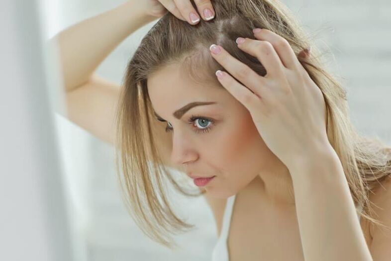 Ein Mädchen untersucht Alopezieherde
